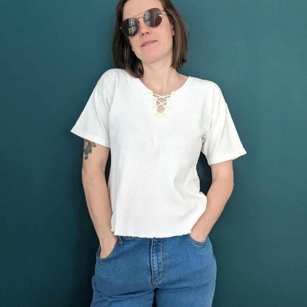 Cute 90s Vintage Catherine Cole White Top w/ Yellow Daisies